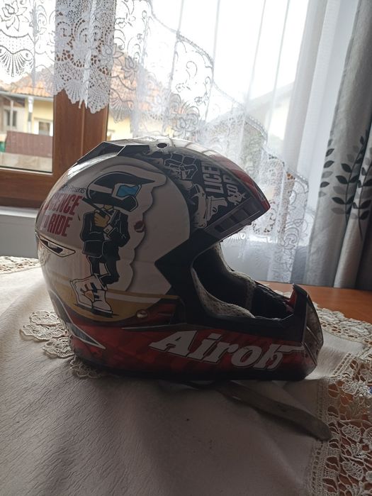Vând casca de cross ,Airoh originala 130 de lei