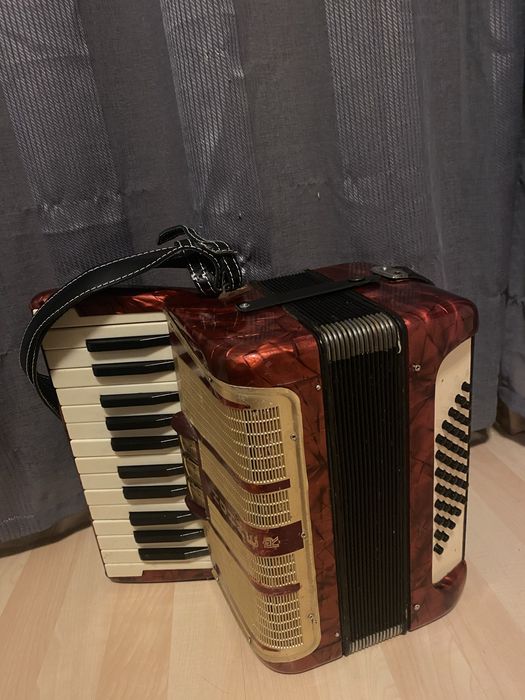 Vand 2 acordeoane cuiva care repara instrumente!