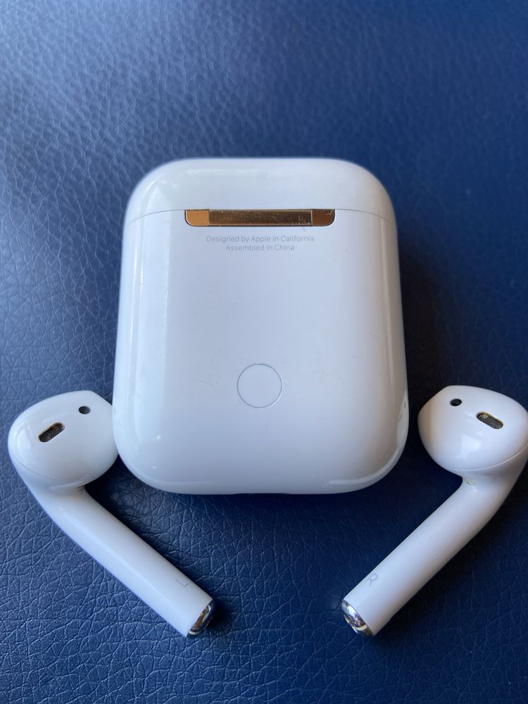 Apple AirPods 2 оригинални слушалки в  отлично състояние