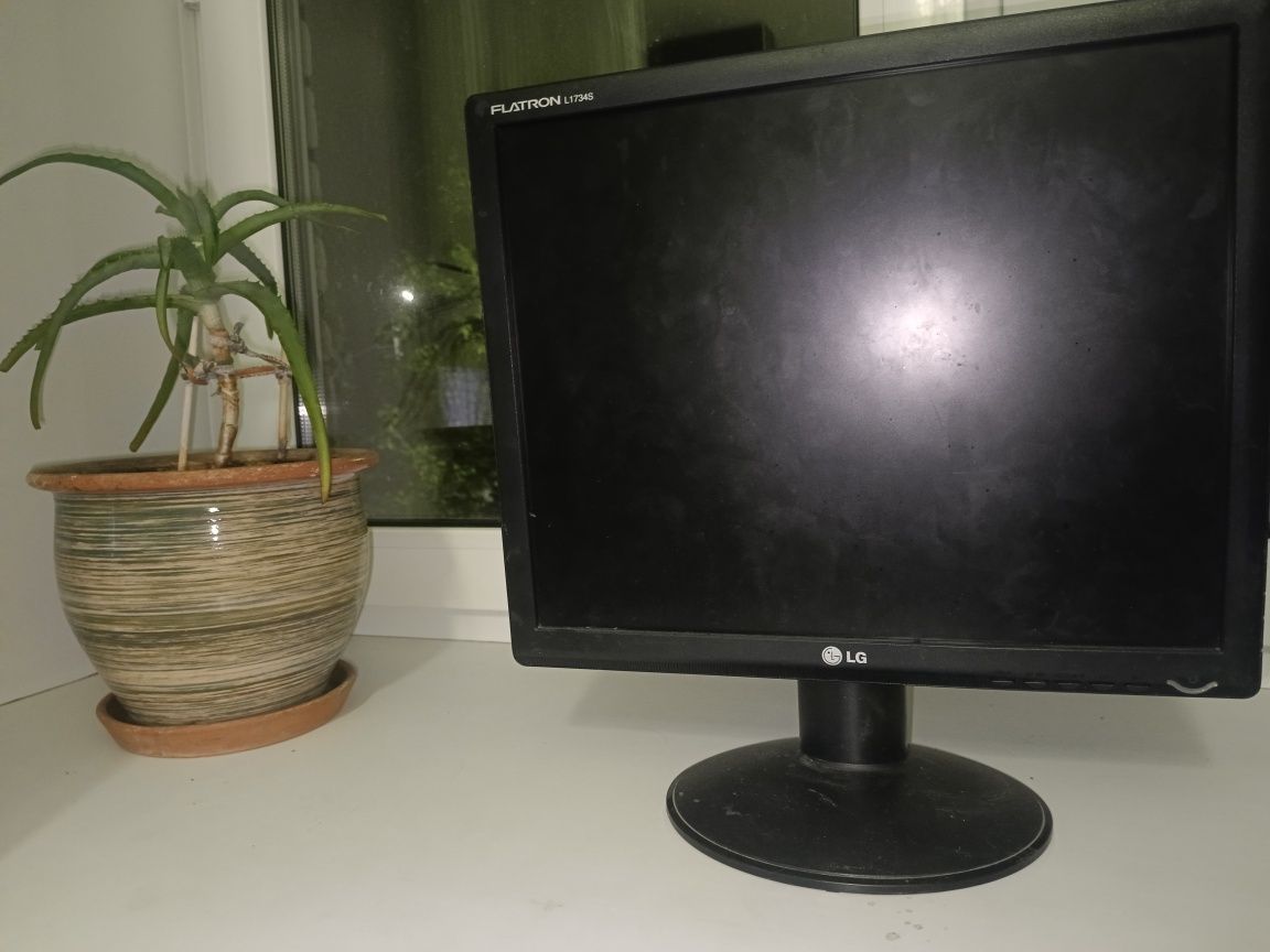 Монитор LG Flatron l1743s