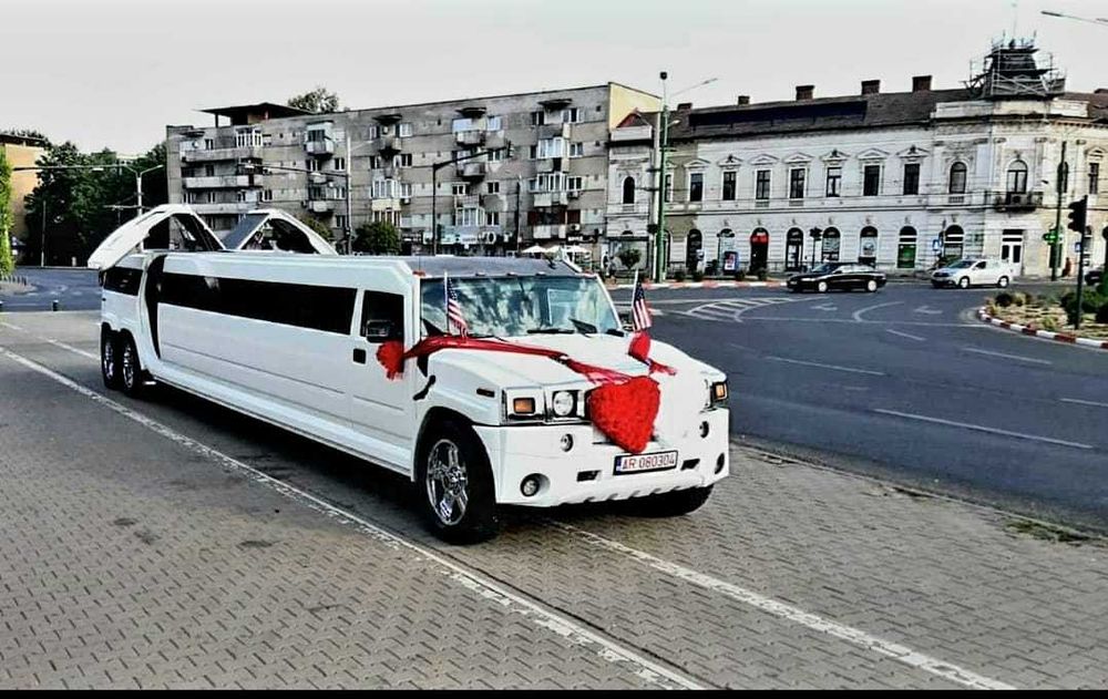 Limuzina Hummer H2 de inchiriat Inchiriez Limuzina Hummer H2