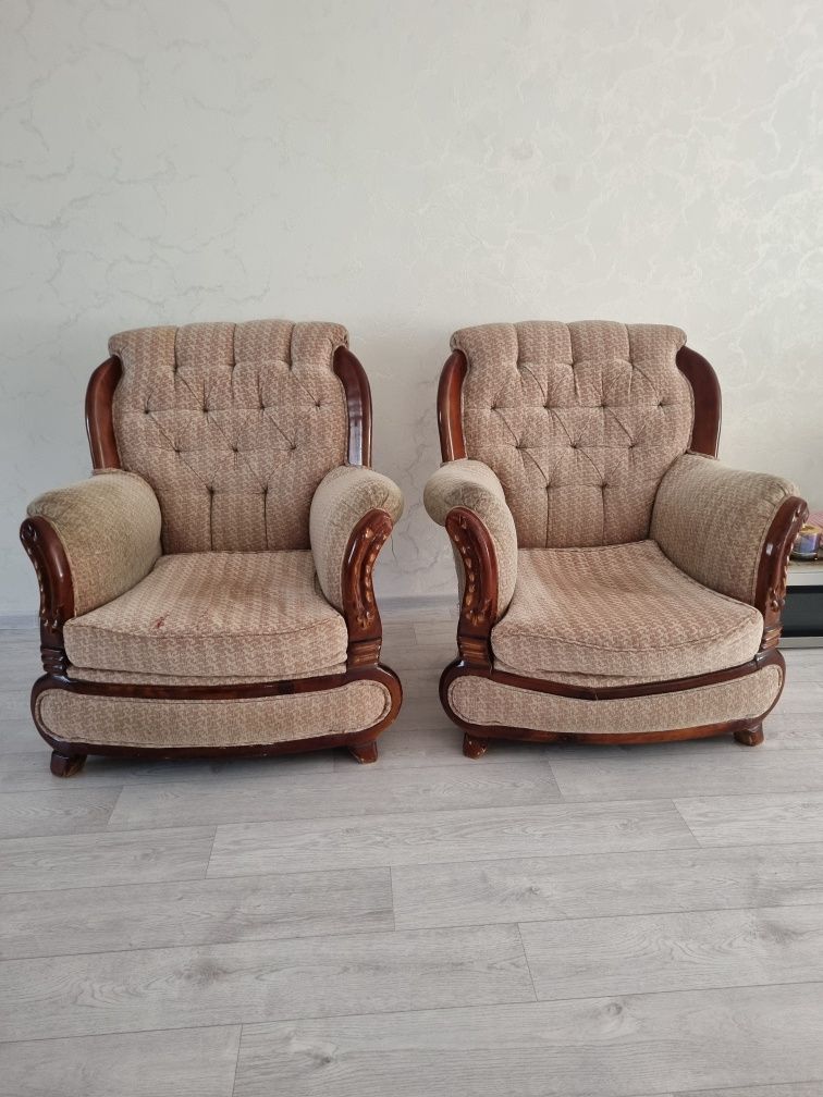 Продам диван с двумя креслами