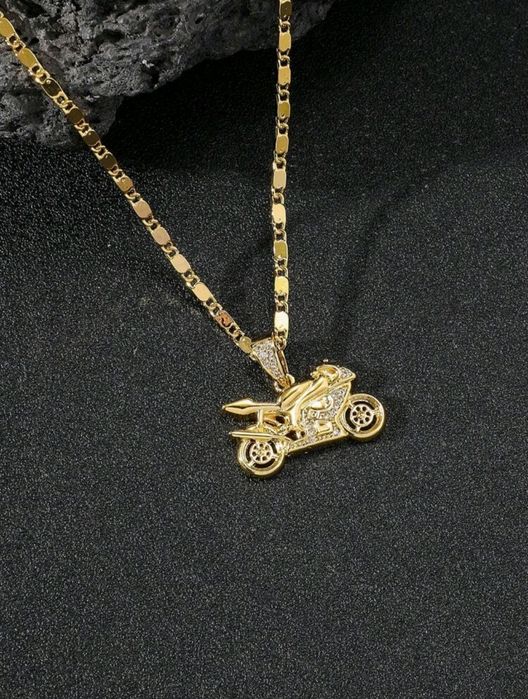 Colier auriu cu forma unei motociclete