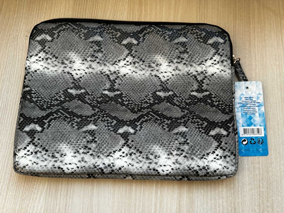 Продавам нов калъф / чантичка за таблет до 9,7"