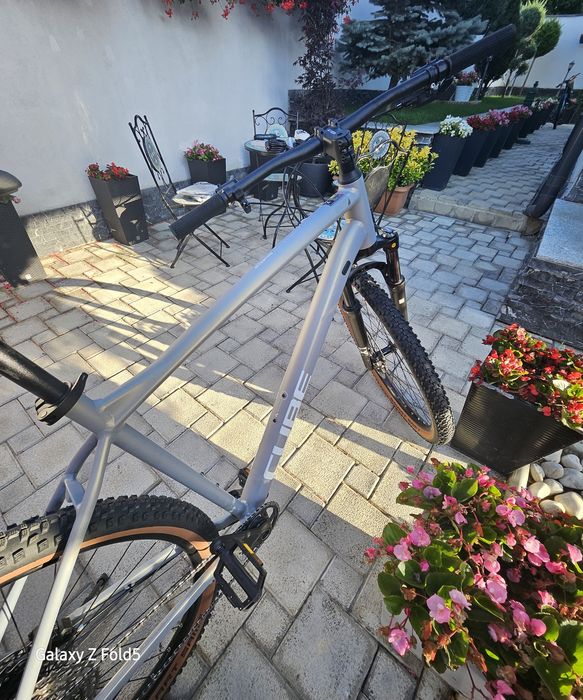 Bicicleta CUBE Attention Pro cadrul 24", roti 29" , Gri metalizat