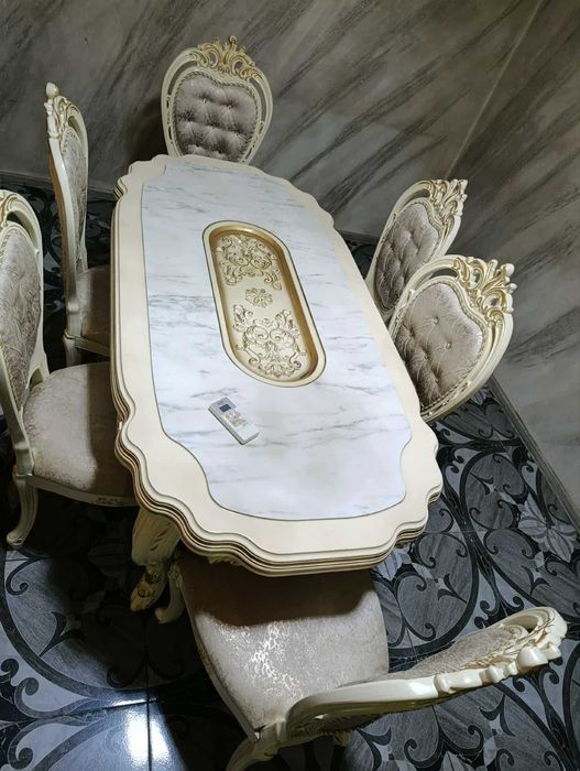 Семейна маса с 6 стола.