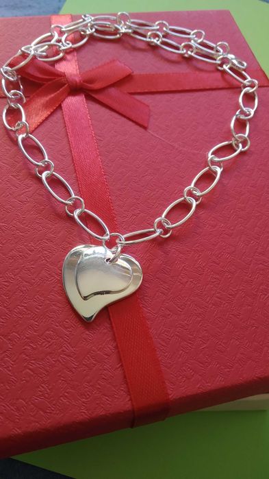 Сребърен,дамски ланец/гривна/ комплект. В подаръчна кутия.