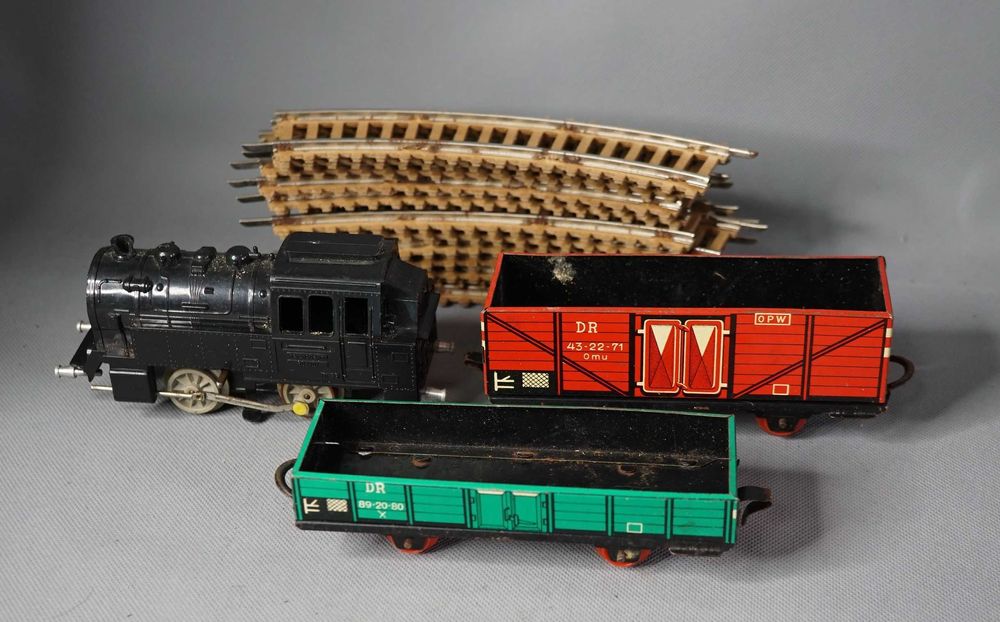 Стара Немска Механична играчка влак локомотив вагони комплект с кутия