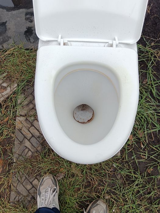 Продам унитаз б/у в хорошем состоянии