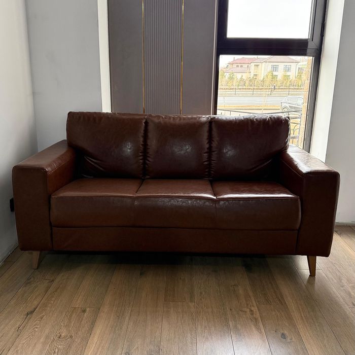 Диван кожанный трехместный