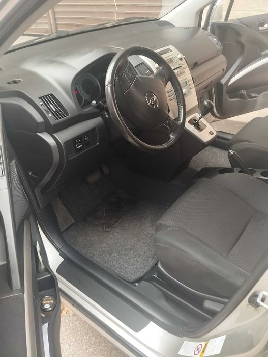 Продавам Тойота Корола Версо