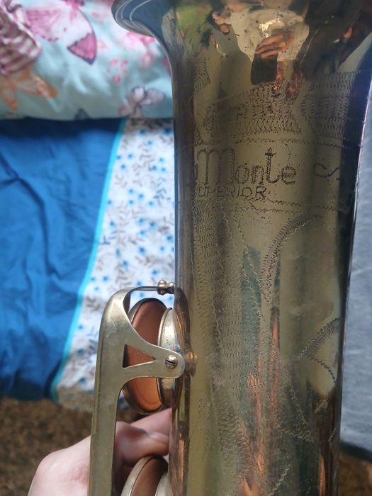 Vând saxofon detalii la telefon