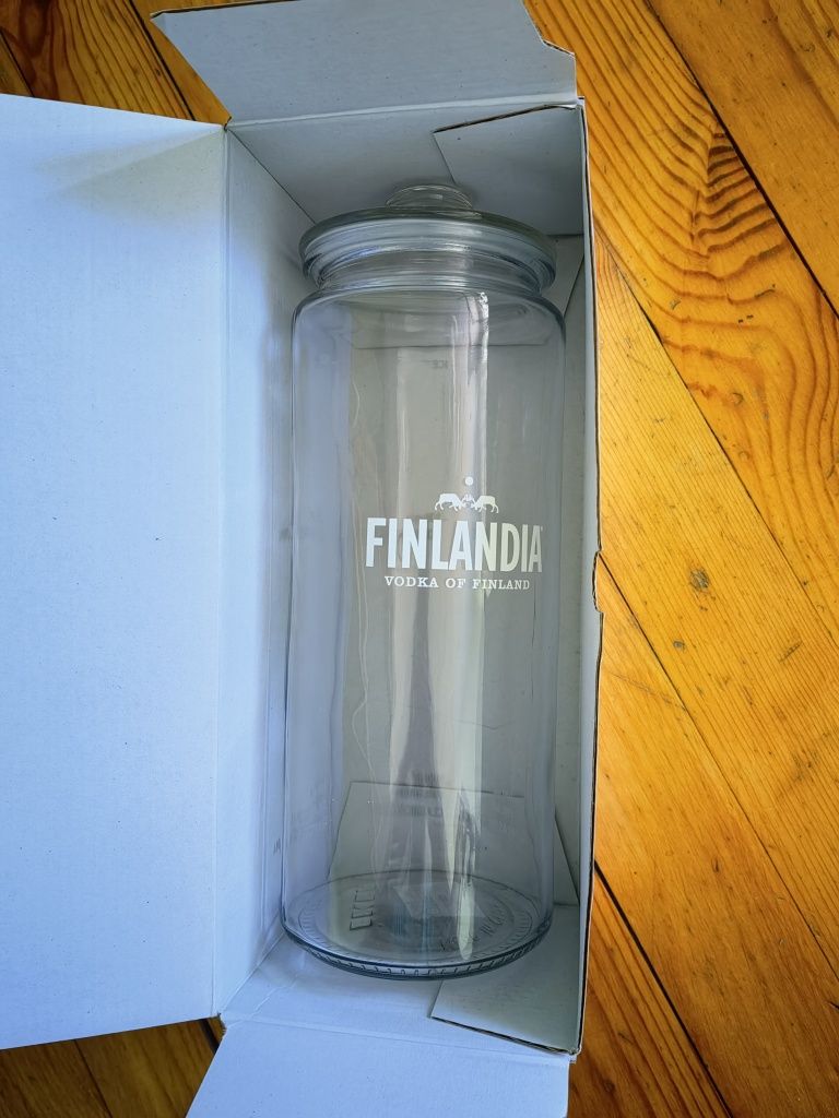 Продавам кана за коктейли+чаша FINLANDIA