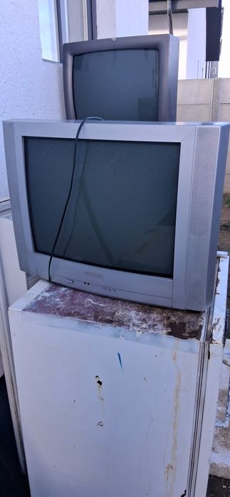 Vand 2 televizoare pentru rabla