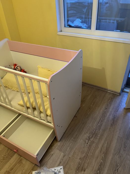 Бебешка кошара с люлеещ механизъм