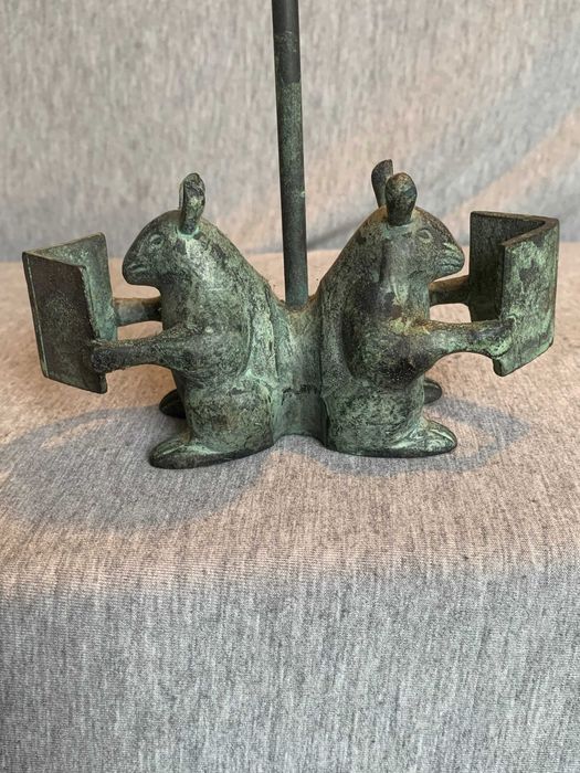 бронзов свещник, изобразяващ две мишки, които четат книги.