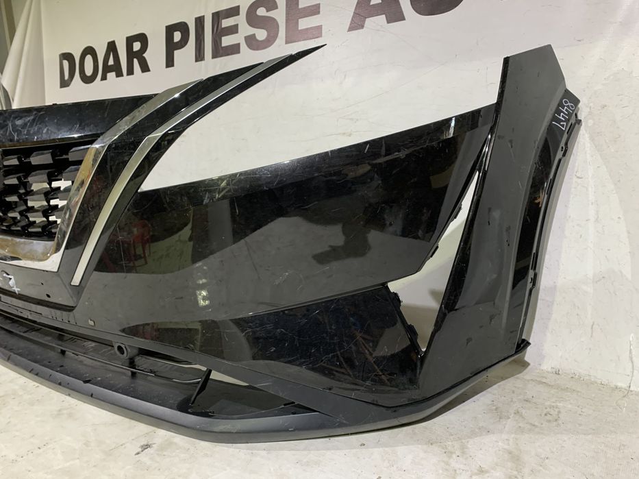 Bara fata Nissan Qashqai, 2021, 2022, 2023, 2024, cod origine OE 620226UA0H, cu gauri pentru senzori de parcare (4). Cromul de pe grila este atins.