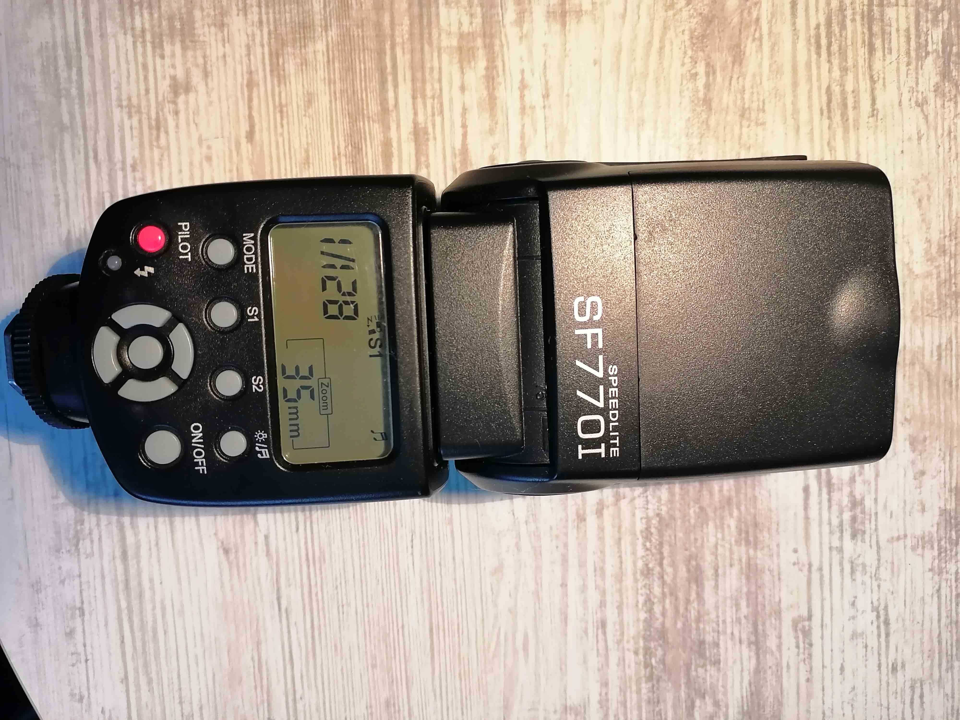 Продавам универсална фотосветкавица -SF 770 I