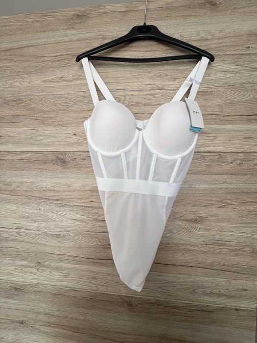 Страхотно бяло боди на DKNY