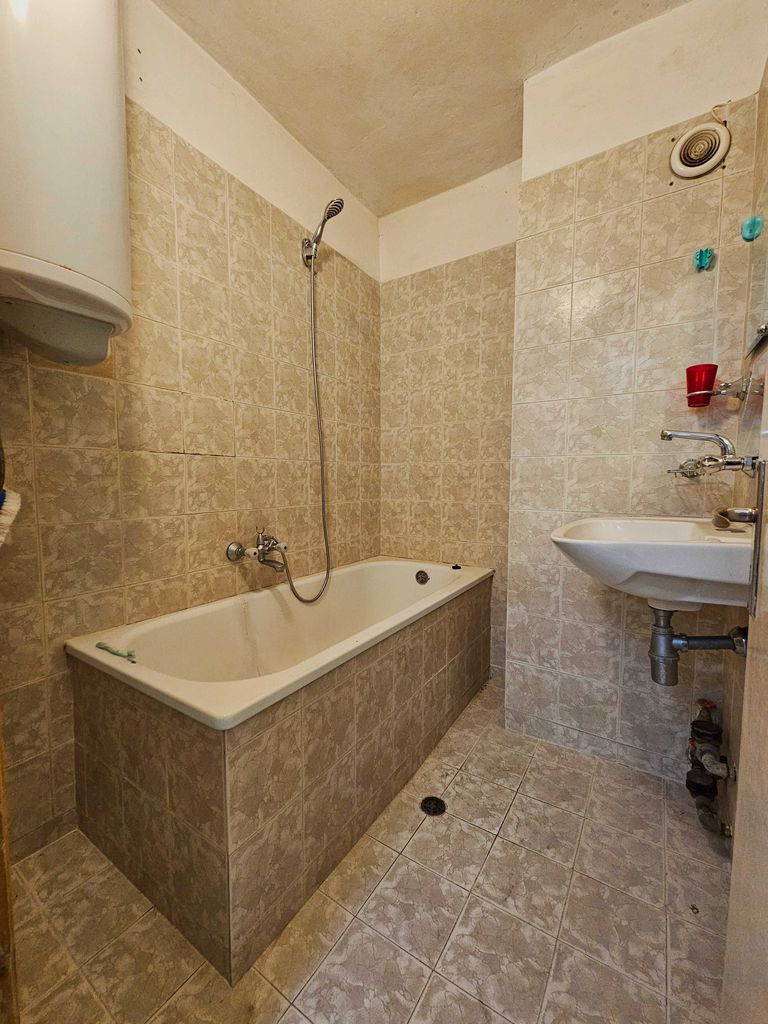 Продава се Тристаен апартамент в Велико Търново, Център - 91 кв.м за 1077 €/кв.м - Снимка #5