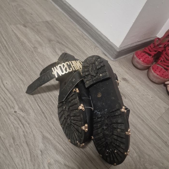 Vând cisme Moschino din piele purtate de 2ori fără semne de uzură