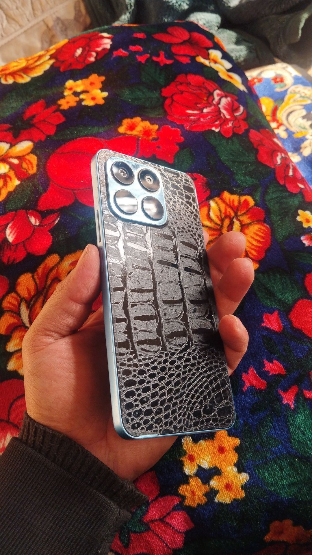 Honor x8a 8:128 holati tiniq
