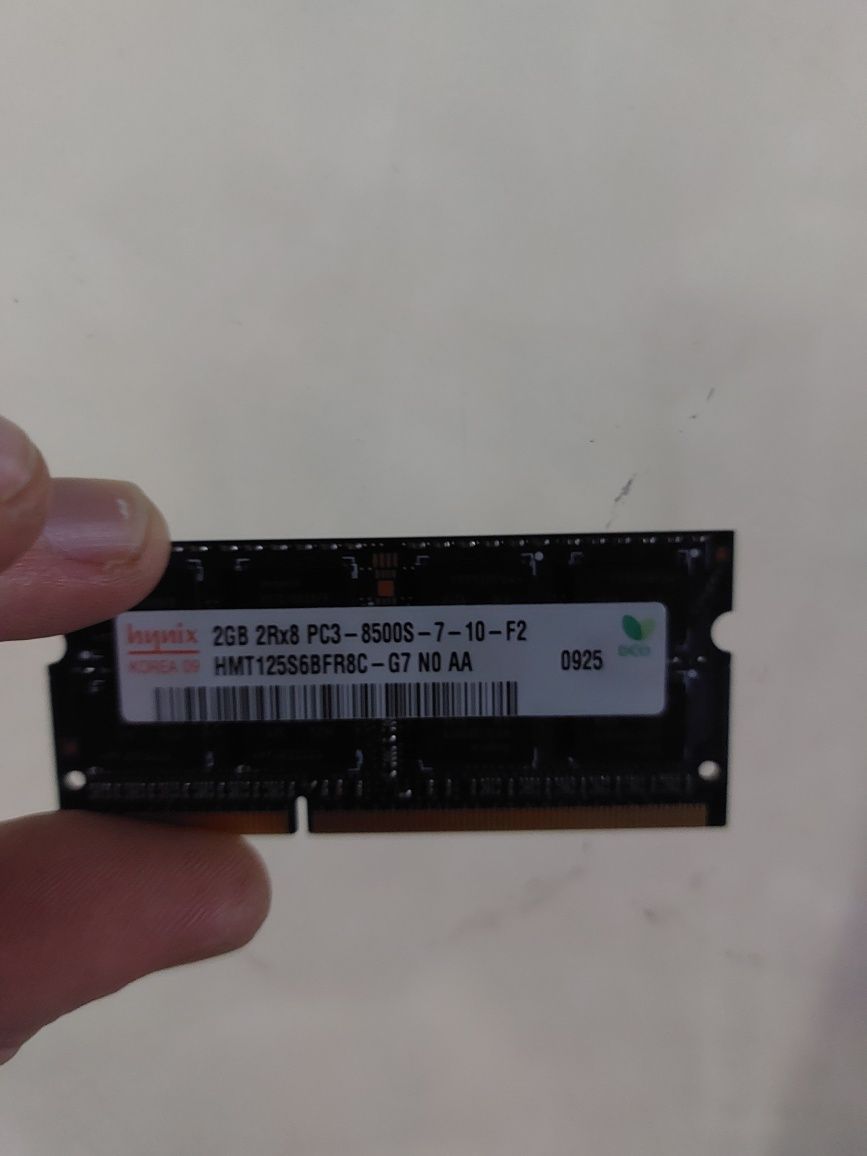 Vând 2 bucat ram 1 GB laptop și unu de 2 GB