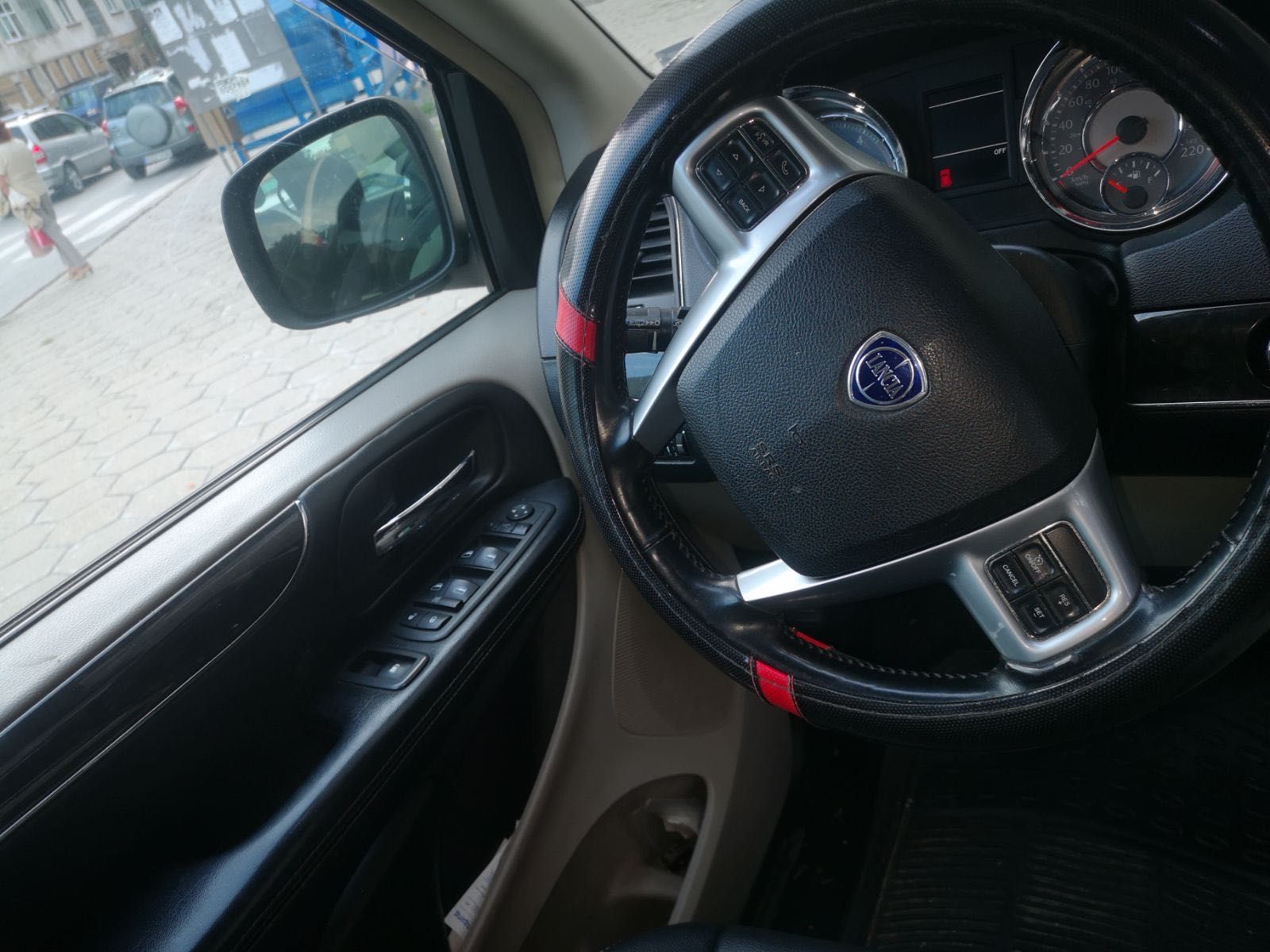 Автомобил Lancia Voyager