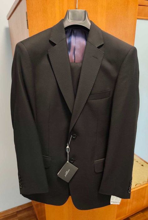 Продам итальянский мужской черный классический костюм 48 размер новый