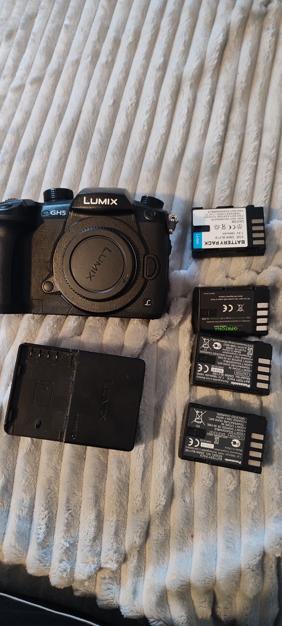 Panasonic gh5., cu 4 acumulatori.