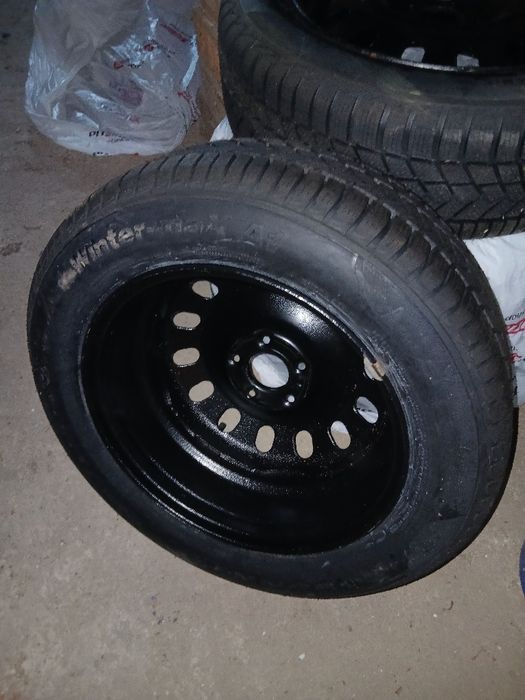 Зимни гуми  с джанти 205/60/16 дот 24г.