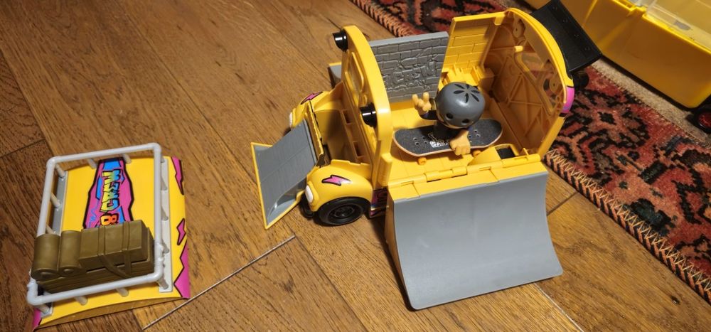 Set autobuz cu mini skateboard si figurina, Tech Deck, SK8 Crew