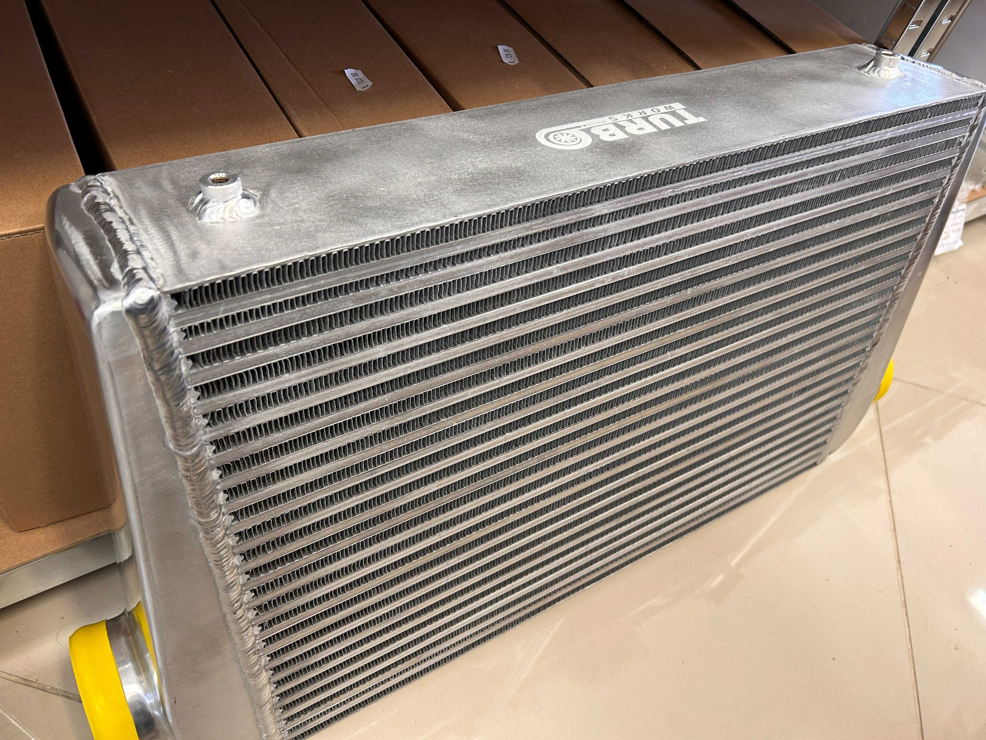 TurboWorks универсален интеркулер Intercooler 600x400x120 4" bar&plate