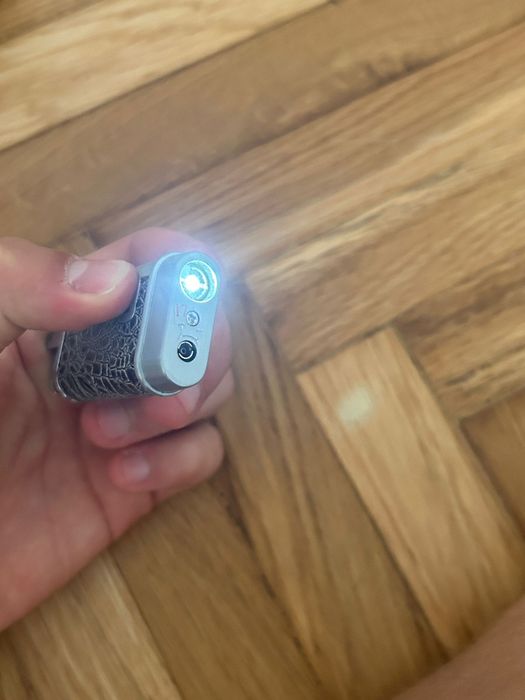 Vând lanterna sub forma de bricheta FANGFANG,stare perfecta.