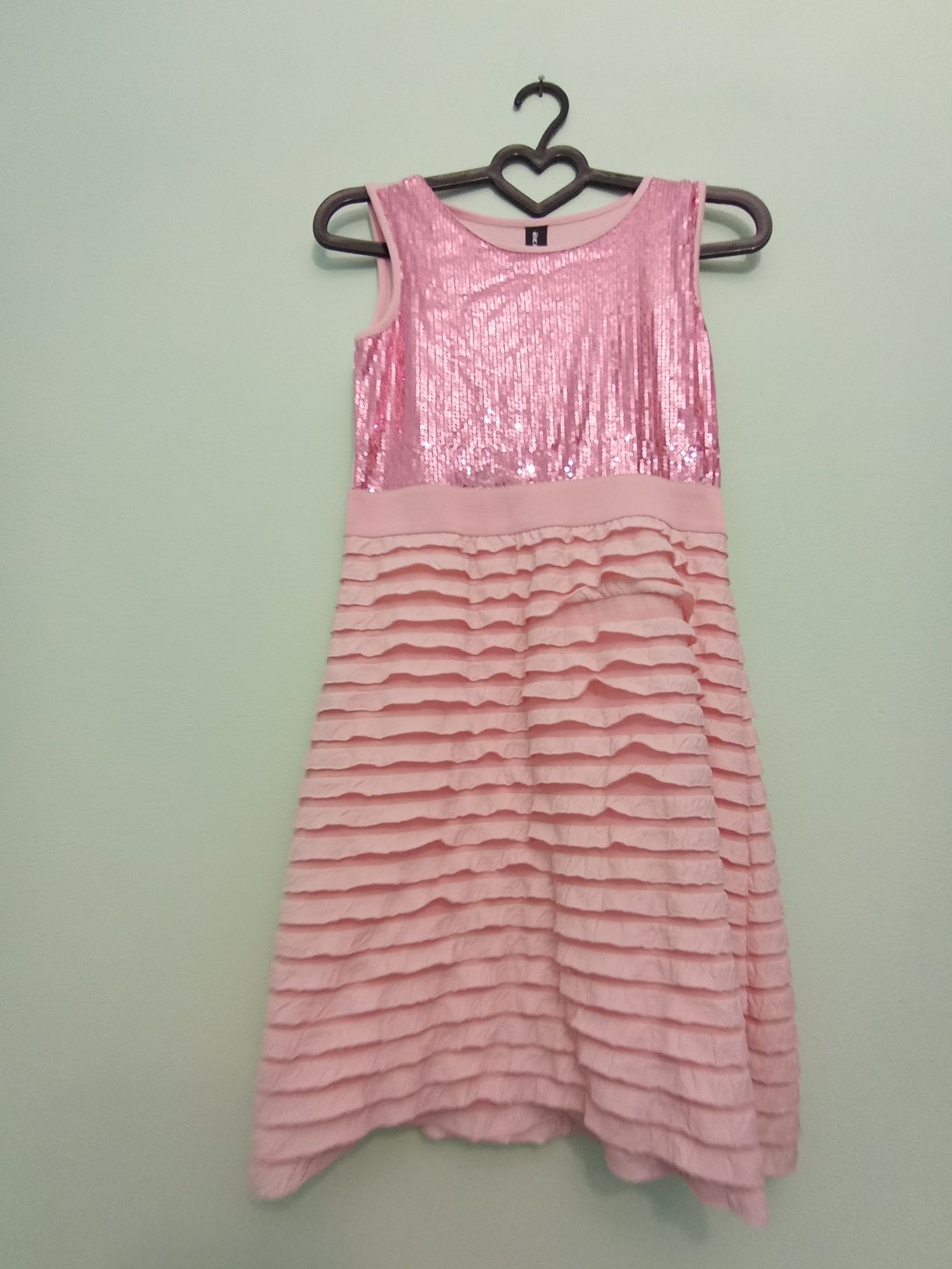 Розовое платье с поетками для девочки