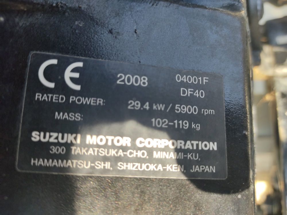Лодка с двигарел Suzuki, тента, колесар