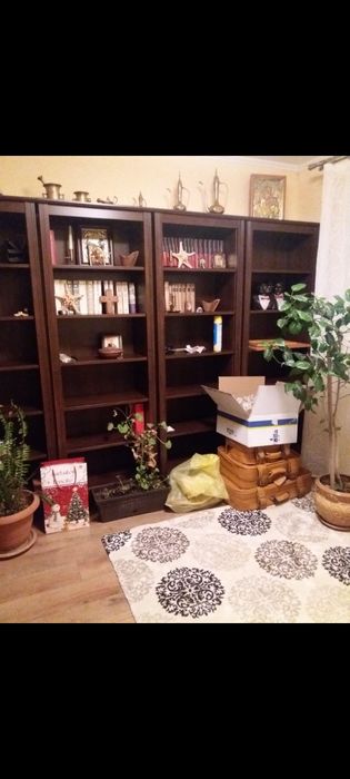 Vând biblioteca Ikea