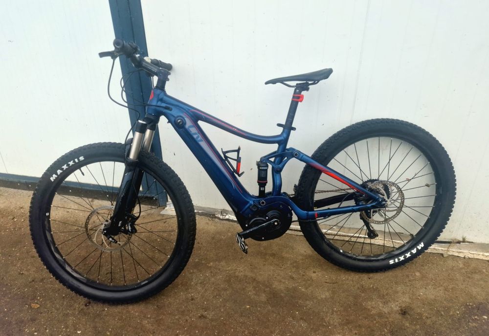 Bicicleta electrica full suspension Giant liv