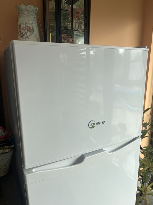 Бял хладилник Atlantic AT-283 с горна камера