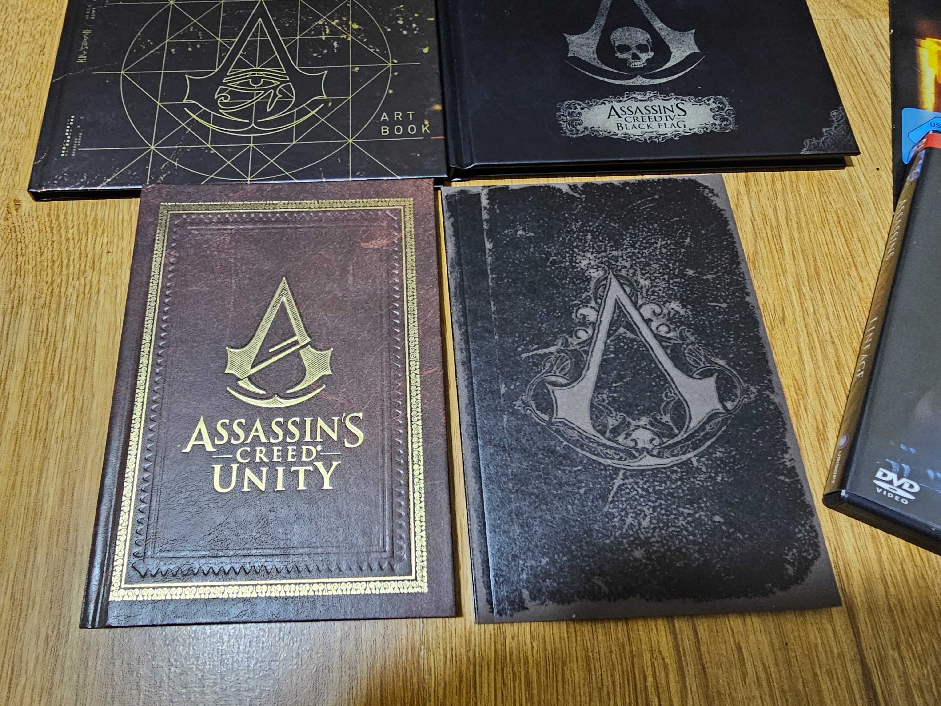 Artbooks de colectie Assassins Creed , Batman Arkham Asylum si altele