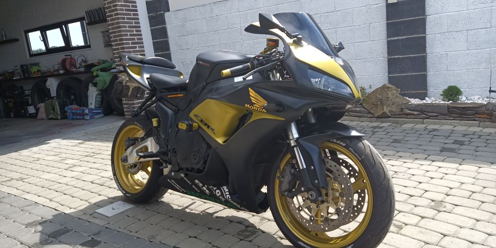 Honda CBR 1000 R  2006   (se conduce cu A2)
