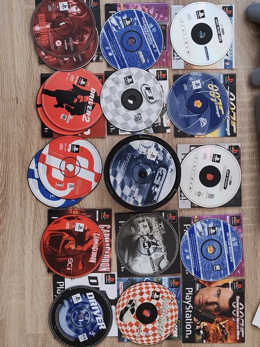 Продавам класически Playstation 1 (PS1) + 15 игри