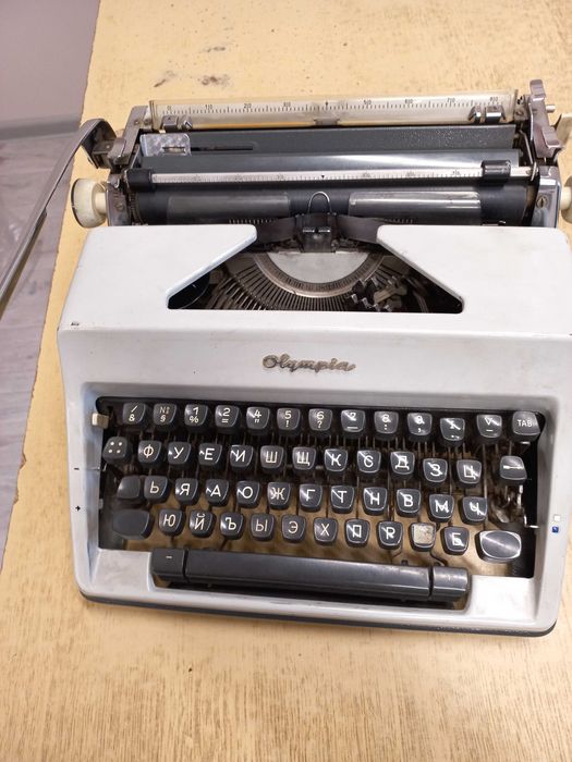 Продавам пишеща машина Олимпия