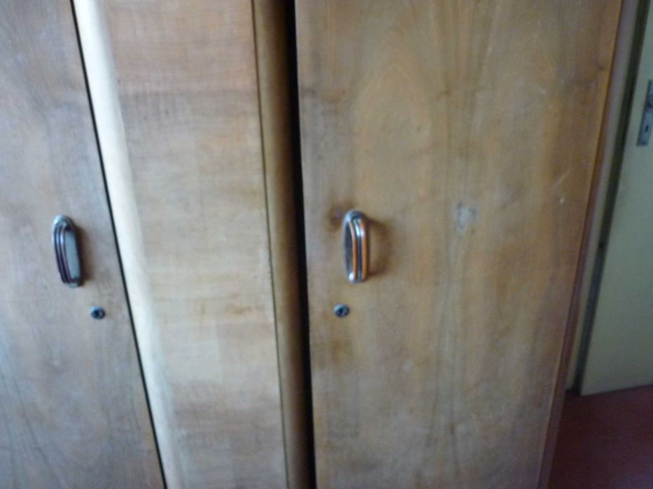 Стар дървен шкаф