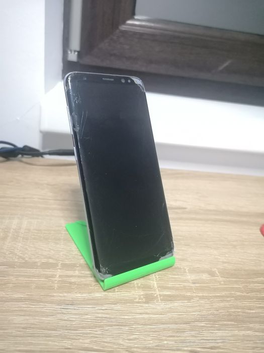 Vând 2 telefoane pentru piese – defecte (ecrane și spate sparte)