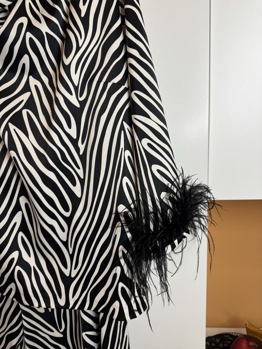 Дамски елегантен сет-панталон и блуза с пера