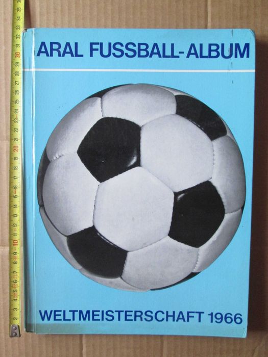 Revista veche Fotbal, CM 1966. Stil Panini, cu poze lipite