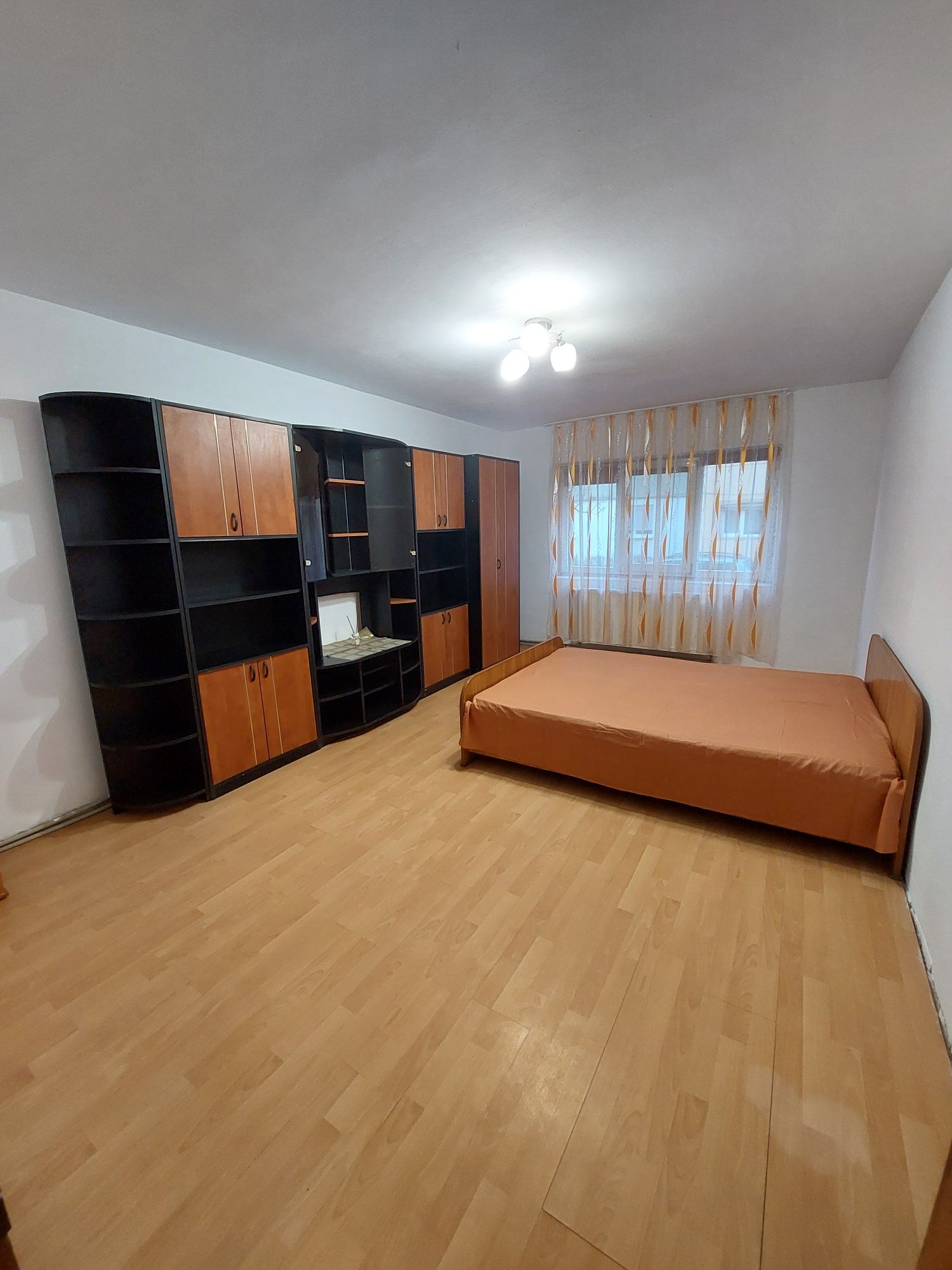 Vând apartament 2 camere zona Pipirig