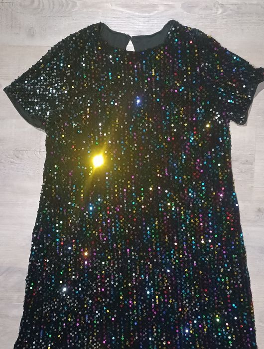 Страхотна блестяща рокля с цветни пайети