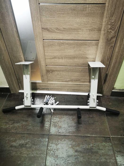 Продавам лост за монтаж на стена